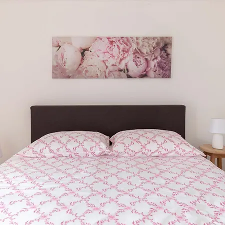 Cozy Garden Flat Apartment