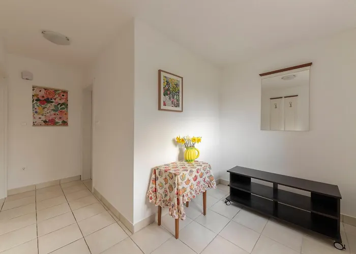 Cozy Garden Flat Apartment